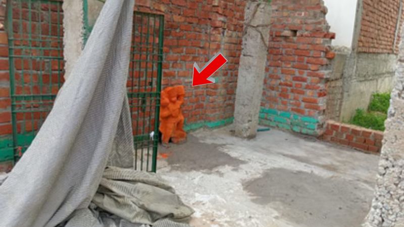 फतेहपुर में बवाल के बाद अब फिरोजाबाद में तोड़ी पीर बाबा की मजार, रखी हनुमान जी की मूर्ति, पुलिस उठाकर ले गई थाने