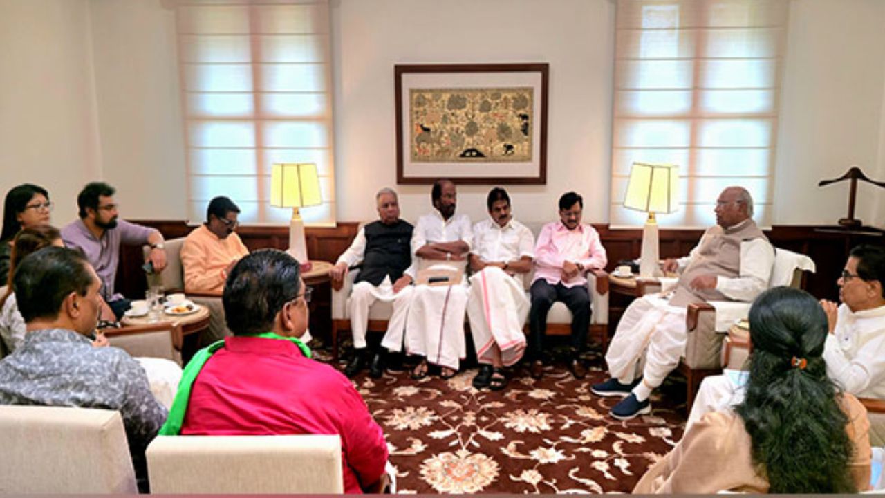 आर या पार के मूड में विपक्ष! मुख्य चुनाव आयुक्त के खिलाफ महाभियोग प्रस्ताव लाने की तैयारी, हुई 'इंडी गठबंधन' की बैठक