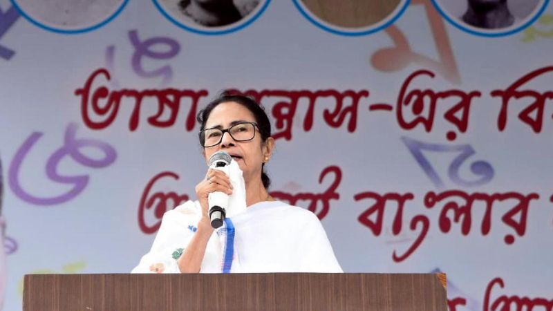 'चाहती हूं भारत भाषाई आतंक के बिना फले-फूले', बंगाली भाषी प्रवासियों पर हो रहे उत्पीड़न के खिलाफ ममता का निशाना