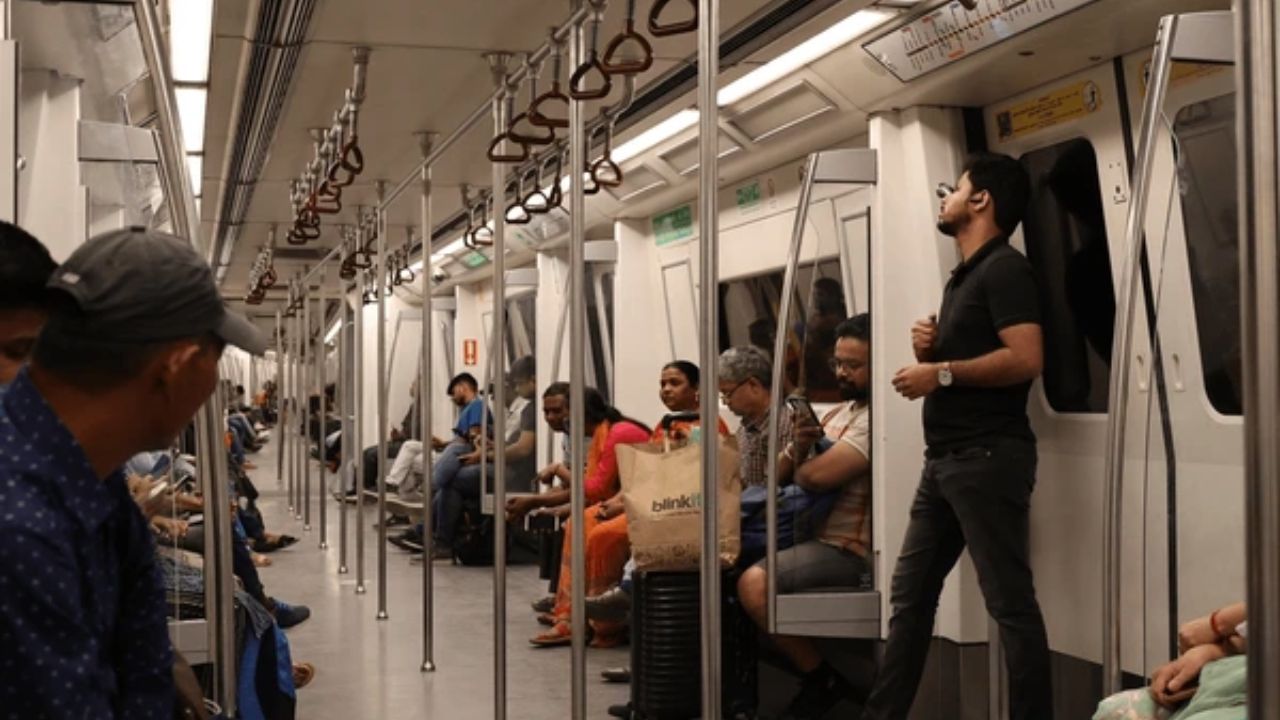 Metro: अब मेट्रो में बिना हेडफोन गाना सुना तो भरना पड़ेगा 1 लाख रुपये जुर्माना!