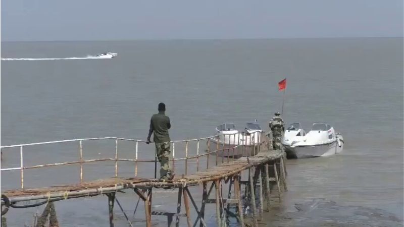 आतंकिस्तान की 'जासूसी' की नई चाल को BSF ने किया फेल, समुद्री रास्ते से घुसपैठ की कोशिश कर रहे 15 पाकिस्तानी गिरफ्तार, हो रही गहन पूछताछ