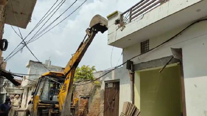 पंजाब सरकार की नशे के खिलाफ मुहिम जारी, ड्रग तस्कर के घर पर चला बुलडोज़र