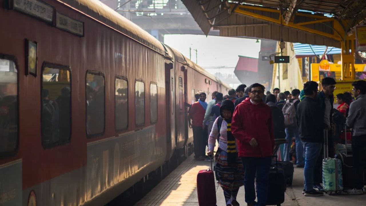 Indian Railway: रेलवे में अब ‘एयरलाइंस वाला नियम’, तय लिमिट से ज्यादा सामान पर लगेगा जुर्माना!
