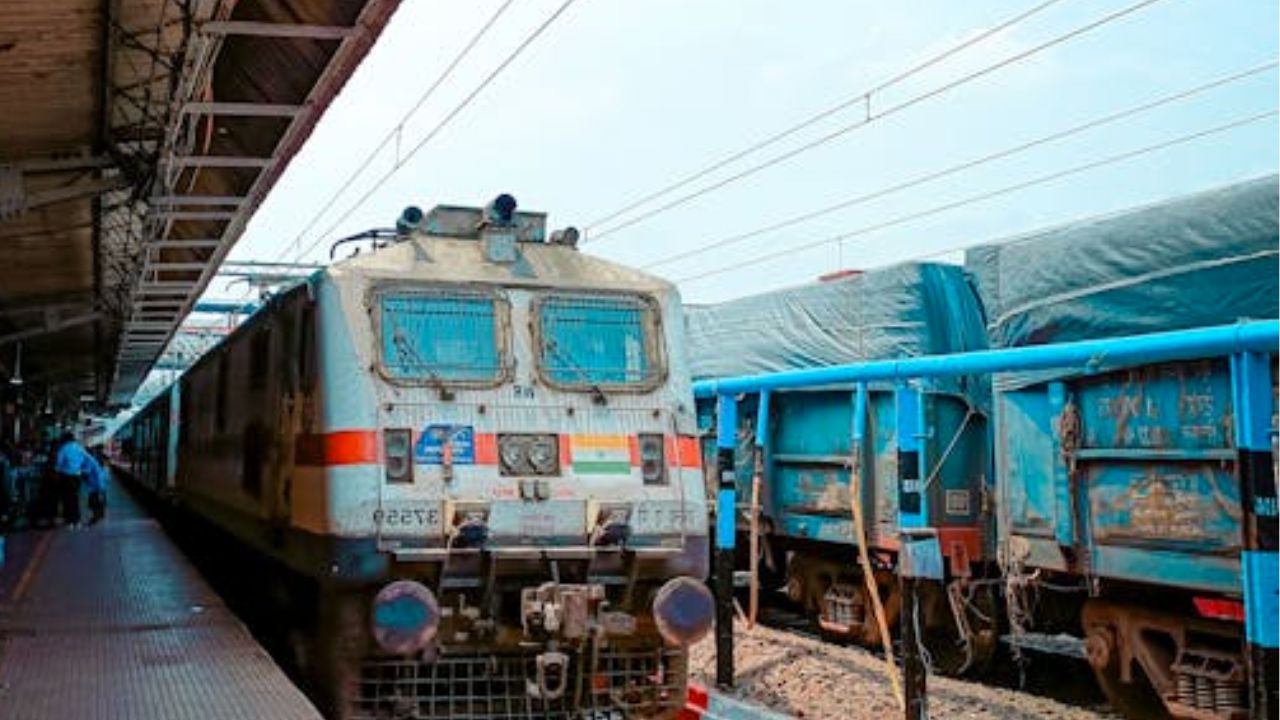 Railway Ticket Cancellation Charges: ट्रेन टिकट कैंसिल करने पर कितना लगता है चार्ज ? जानिए IRCTC के नियम