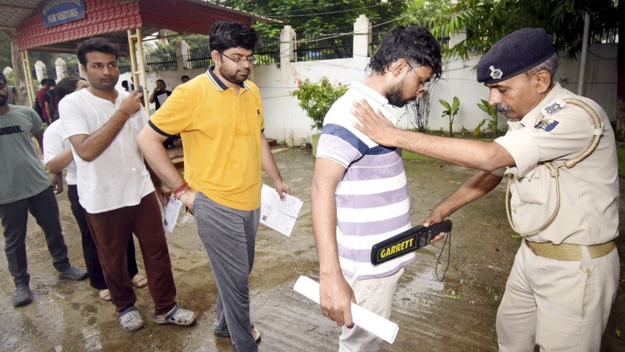 UPSC Mains Exam 2025: अब स्मार्ट वॉच, फैंसी बोतलें और इलेक्ट्रॉनिक गैजेट्स लेकर पहुंचने पर नहीं मिलेगी एंट्री, जानें एग्जाम हॉल के नए नियम