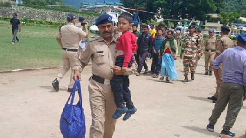 Uttarkashi : धराली आपदा रेस्क्यू का पांचवां दिन, आपदाग्रस्त क्षेत्रों में फंसे लोगों को किया जा रहा एयरलिफ्ट