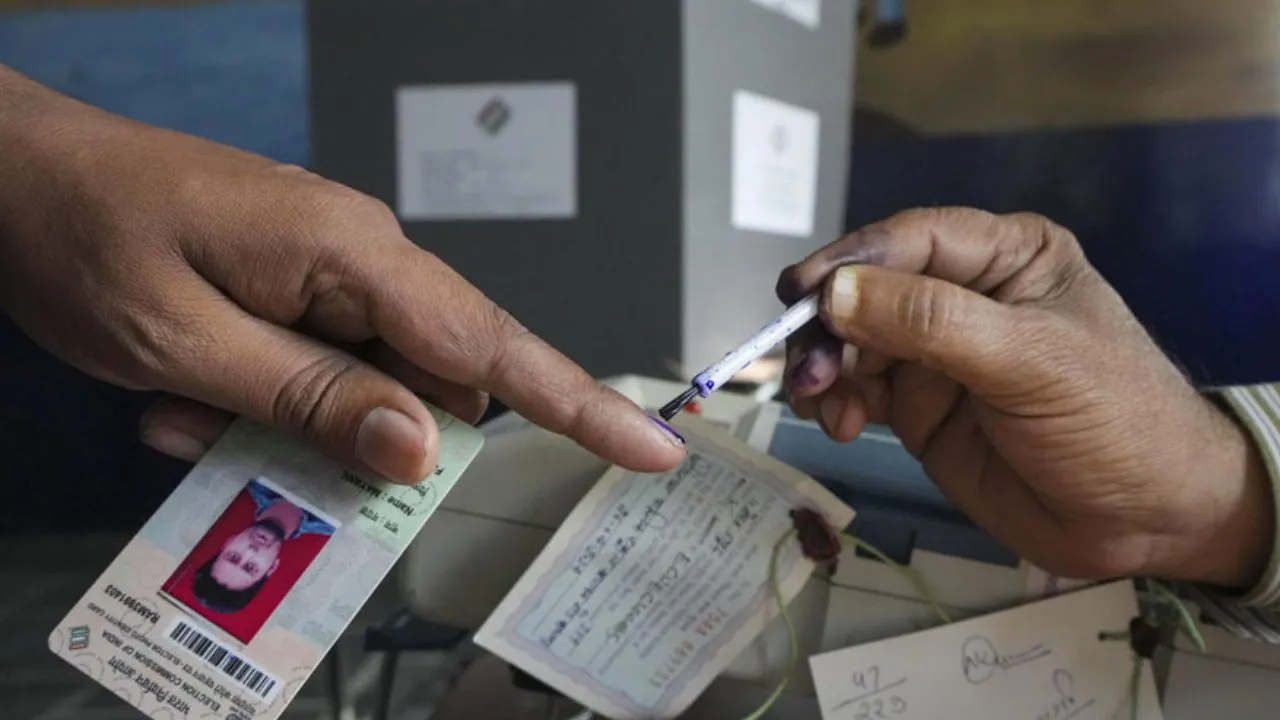 बिहार में 3 लाख 'संदिग्ध' वोटर्स को नोटिस, ECI ने मांगा नागरिकता का सबूत, दस्तावेज न होने पर कटेगा नाम