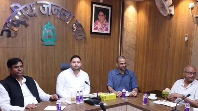 बिहार चुनाव को लेकर महागठबंधन की सीटों के बंटवारे पर हुई बैठक, 243 सीटों पर 8 दल लड़ेंगे चुनाव, 15 सितंबर तक आधिकारिक ऐलान संभव