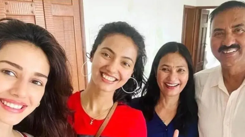 अभिनेत्री दिशा पाटनी के पिता को जान से मारने आए थे शूटर... पुलिस में दर्ज FIR में बड़ा खुलासा, कहा - मैंने फर्श पर लेटकर खुद को बचाया