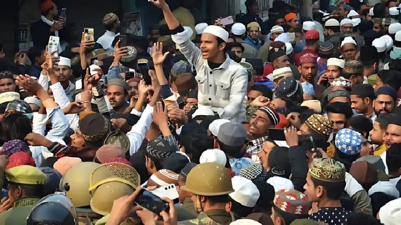 बरेली में जुमे की नमाज के बाद भारी बवाल... पुलिस ने किया लाठीचार्ज, मौलाना तौकीर रजा ने किया था प्रदर्शन का ऐलान