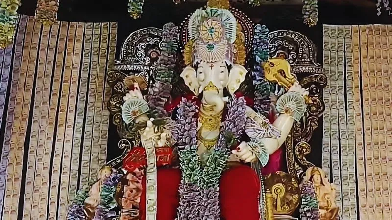 सावरकुंडला में 25 लाख से सजे गणपति, बप्पा के दिव्य स्वरूप को देखने उमड़ी लाखों की भीड़