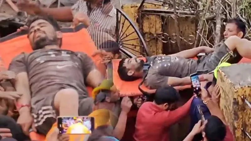 चमोली: जिंदा निकाला 16 घंटे तक मलबे में दबा शख्स, रेस्‍क्‍यू ऑपरेशन जारी, देखे Video