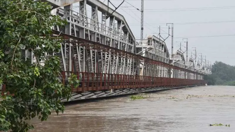 दिल्ली में यमुना का जलस्तर खतरे के निशान से ऊपर, निगम बोध घाट बंद