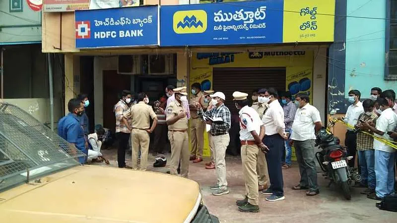 झारखंड: हेलमेट और बुर्का पहनकर पहुंचे लुटेरे, 20 मिनट तक एचडीएफसी बैंक में तांडव