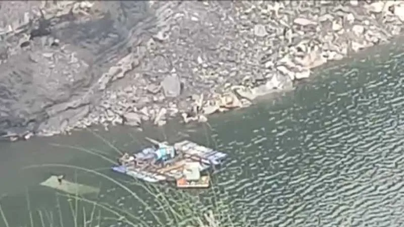 धनबाद कोयला खदान में हुआ बड़ा हादसा, मजदूरों से भरी वैन गहरी खाई में गिरी, घंटों से जारी बचाव कार्य