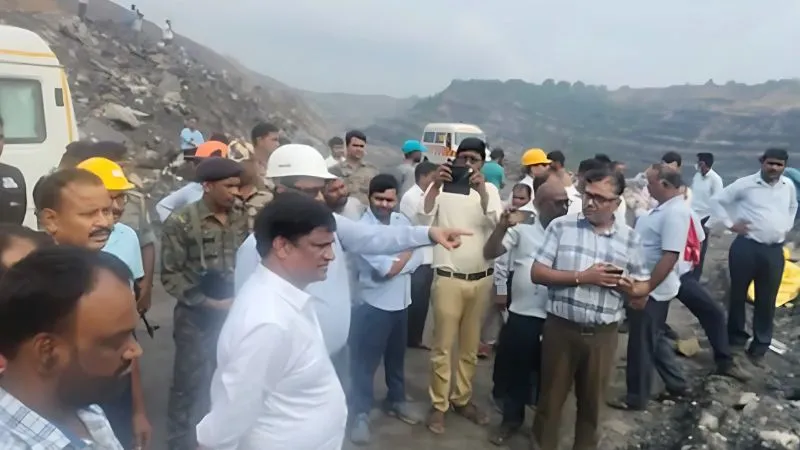 धनबाद में बड़ा हादसा, जमीन धंसने की घटना में 6 मजदूरों के दबे होने की आशंका, कई घर भी जमींदोज, राहत और बचाव कार्य तेज