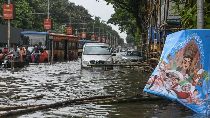 कोलकाता में बारिश ने तोड़ा 40 साल का रिकॉर्ड, सड़कें बनीं दरिया, डूबे घर, 5 लोगों की गई जान