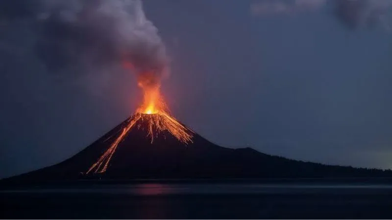 भारत के इकलौते ज्वालामुखी में विस्फोट, अंगारो के बीच धुंआ-धुंआ हुआ आसमान, देखें वीडियो