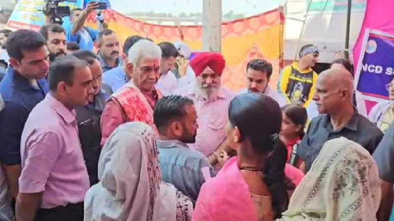 जम्मू के बाढ़ प्रभावितों से मिले उपराज्यपाल मनोज सिन्हा, हरसंभव मदद का दिया आश्वासन