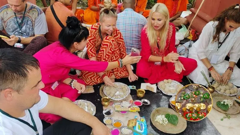 ग्लोबल हो गया बिहार का पितृपक्ष मेला! गयाजी में रूस-यूक्रेन की महिलाओं ने भी किया पितरों का पिंडदान, VIDEO वायरल