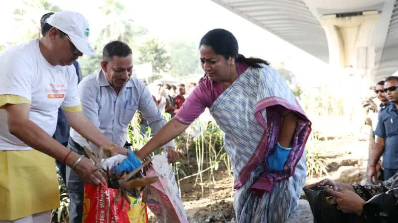 सेवा पखवाड़ा: 'कोई भी नेता दिल्ली की दीवारों को गंदा न करे', रिंग रोड पर स्वच्छता अभियान के दौरान बोली सीएम रेखा गुप्ता