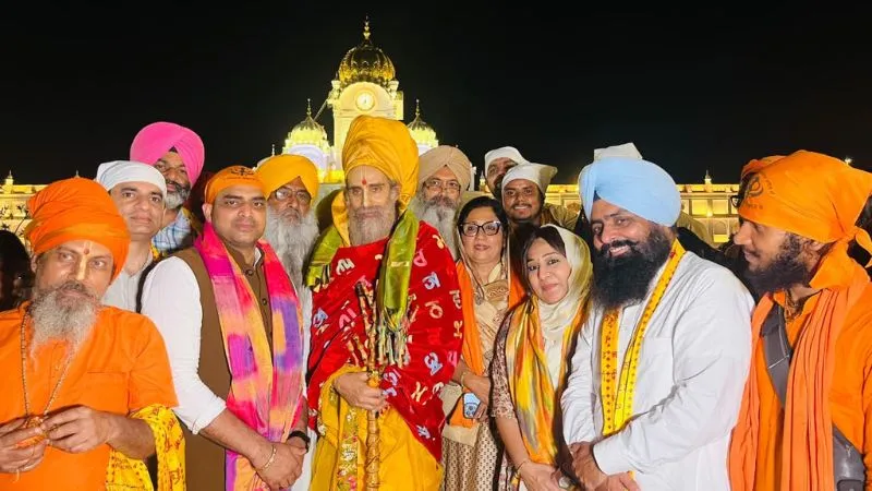 'पंजाब के साथ, एक साथ'... सद्गुरु श्री ऋतेश्वर जी महाराज स्वर्ण मंदिर पहुंचे, बाढ़ पीड़ितों के लिए दरबार साहिब में की विशेष अरदास