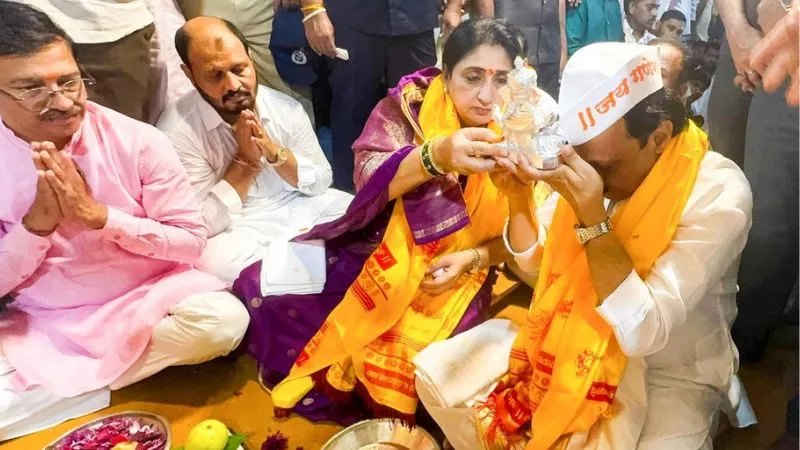 'चाहे ट्रंप कहें या ना कहें पीएम मोदी महान हैं...', गणपति विसर्जन के दौरान सीएम फडणवीस का बड़ा बयान, कहा - भारत किसी के इशारे पर नहीं चलता