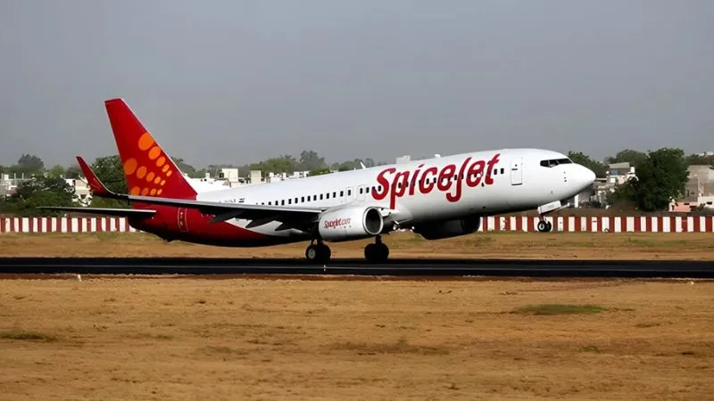 गुजरात से उड़ान भरते ही Spicejet विमान का पहिया नीचे गिरा... 75 यात्री थे सवार, मुंबई एयरपोर्ट पर इमरजेंसी घोषित, मचा हड़कंप