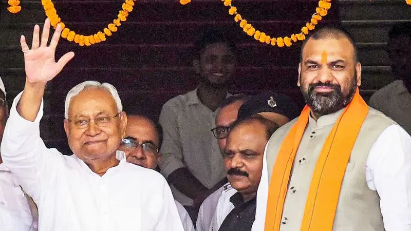 नीतीश सरकार ने चुनाव से पहले खोला खजाना... एक साथ कई विभागों के कर्मचारियों को दिया बड़ा तोहफा, जानें किसे क्या मिला?