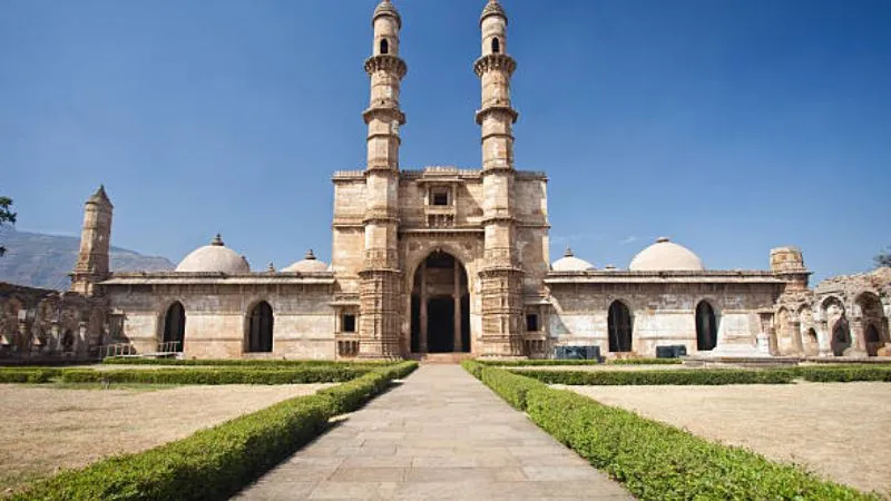 गुजरात में 400 साल पुरानी मस्जिद पर गरजेगा बुलडोजर! कोर्ट ने बचाव कमेटी की याचिका खारिज की, जानें पूरा मामला