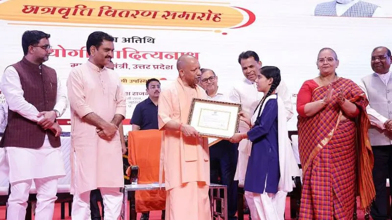 सीएम योगी ने राज्य के 5 लाख छात्रों को दिया दीपावली तोहफा... इतने हजार करोड़ की राशि विद्यार्थियों के खाते में भेजने का किया ऐलान