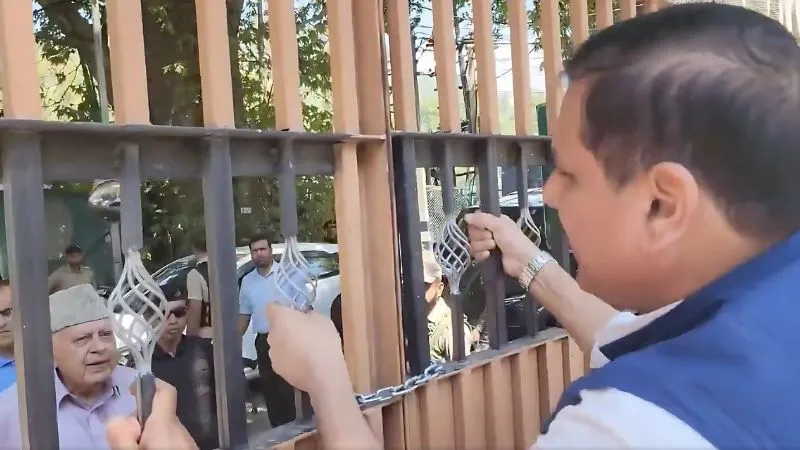 गेट पर लटके संजय सिंह, दरवाजे से लौटे फारूक अब्दुल्ला... मेहराज मलिक की गिरफ्तारी के बाद जम्मू-कश्मीर में सियासी बवाल, जानें क्या है पूरा मामला?