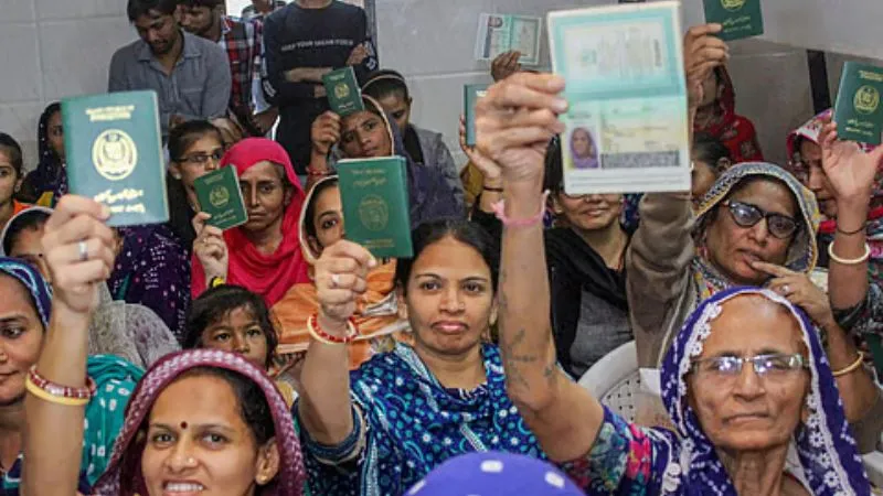 भारत में बिना वीजा-पासपोर्ट के रह सकते हैं पाकिस्तान, अफगानिस्तान, बांग्लादेश से आए अल्पसंख्यक, CAA पर केंद्र ने कट ऑफ तारीख बढ़ाई