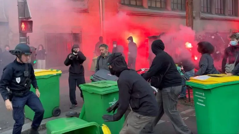 नेपाल के बाद अब जल उठा फ्रांस, सरकार की नीतियों के खिलाफ हिंसक झड़प, सड़कों पर आगजनी और तोड़फोड़, 200 गिरफ्तार