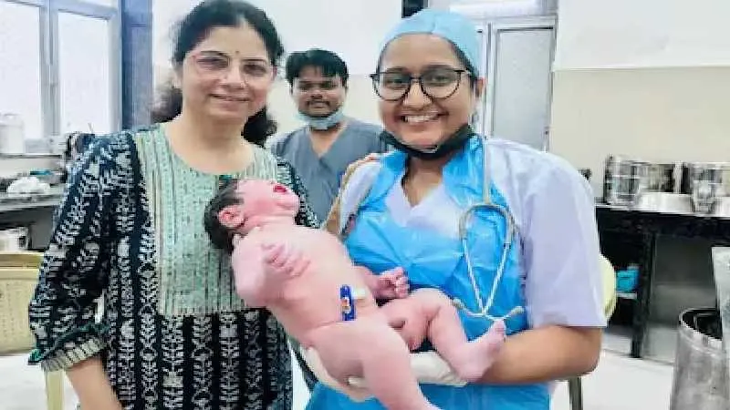 कुदरत का करिश्मा! जबलपुर में महिला ने दिया 5.2 किलो के बच्चे को जन्म, डॉक्टर भी हुए हैरान, जानें क्या बोले