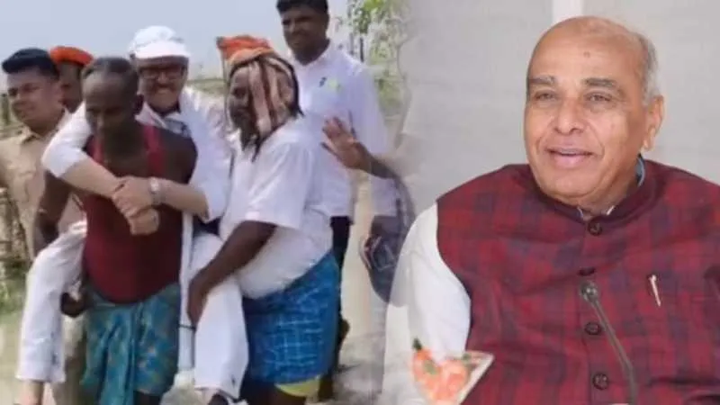 बाढ़ पीड़ितों के कंधों पर सवार हुए कांग्रेस सांसद तारिक अनवर, भाजपा सांसद जगदंबिका पाल का तंज-'यह संवेदनहीनता है'