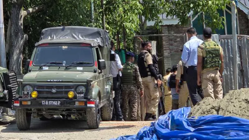 जम्मू-कश्मीर: किश्तवाड़ में आतंकियों से मुठभेड़ जारी, पुंछ में हथियार-गोलाबारूद बरामद