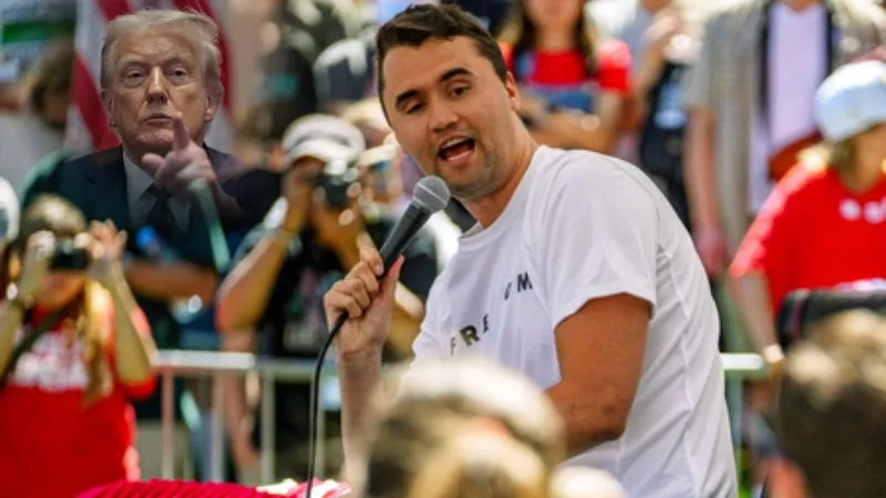 ट्रंप के खासमखास, यूथ के हीरो और अपने खुलासों से तहलका मचा देने वाले चार्ली किर्क की गोली मारकर हत्या, अमेरिका में मचा बवाल