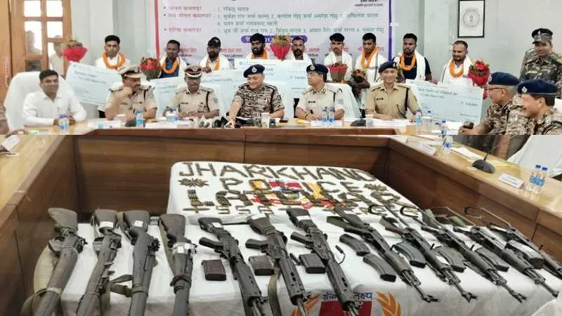 झारखंड: जेजेएमपी के टॉप नौ कमांडरों ने किया सरेंडर, 5 एके-47 समेत भारी मात्रा में हथियार बरामद