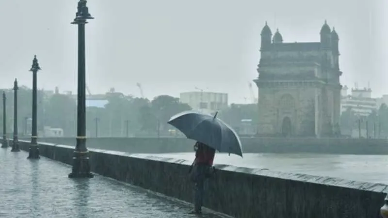 मुंबई में मूसलधार बारिश का कहर, ऑरेंज अलर्ट जारी, जलभराव से जनजीवन प्रभावित
