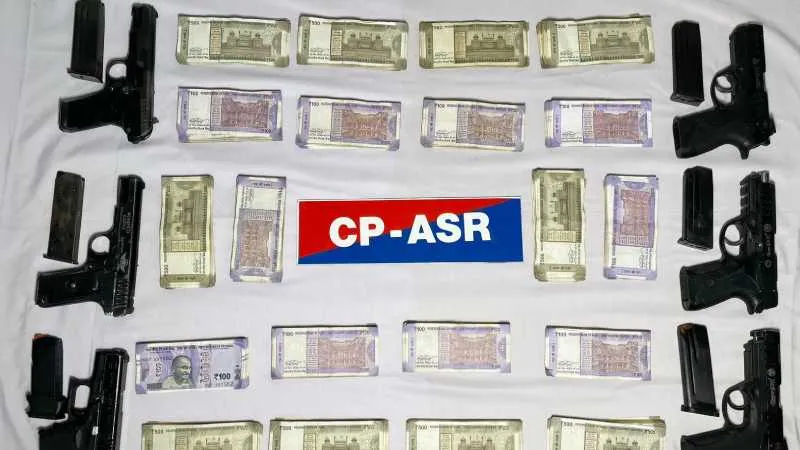 अमृतसर में हथियार तस्करी का बड़ा भंडाफोड़, 6 आरोपी गिरफ्तार, हथियार और हवाला की नकदी बरामद