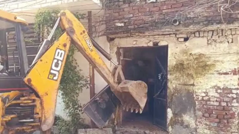 अमृतसर: पंजाब पुलिस की सख्त कार्रवाई, कुख्यात नशा तस्कर की अवैध संपत्ति ध्वस्त