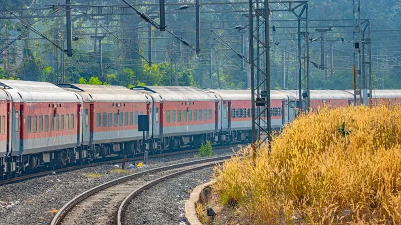 Tejas Express लेट हो जाए तो यात्रियों को मिलते हैं पैसे, ऐसे करें मुआवज़े के लिए अप्लाई