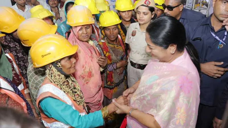 विश्वकर्मा पूजा उत्सव: CM रेखा गुप्ता ने श्रमिकों का किया सम्मान, विपक्ष को दिया करारा जवाब