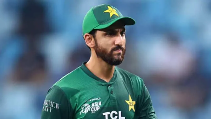 एशिया कप विवाद: ट्रॉफी लेने से इनकार पर भड़के पाक कप्तान सलमान आगा, टीम इंडिया पर लगाया खेल का अपमान करने का आरोप"
