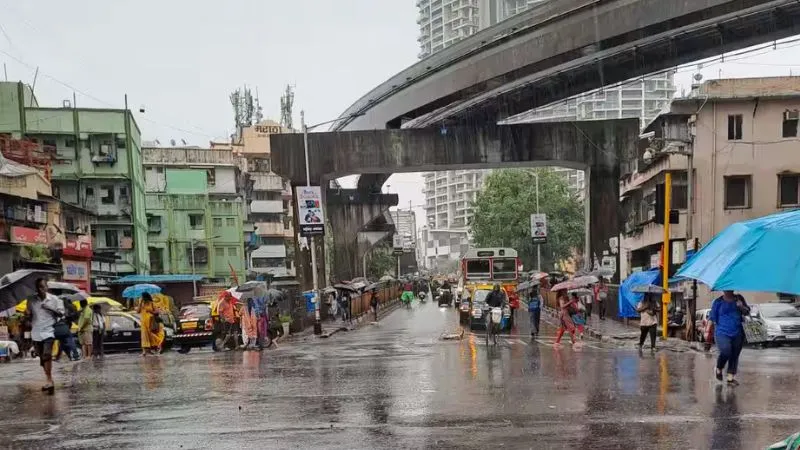 भारी बारिश के चलते नोएडा और गाजियाबाद में स्कूल बंद, जानिए कहां-कहां पड़ेगा असर