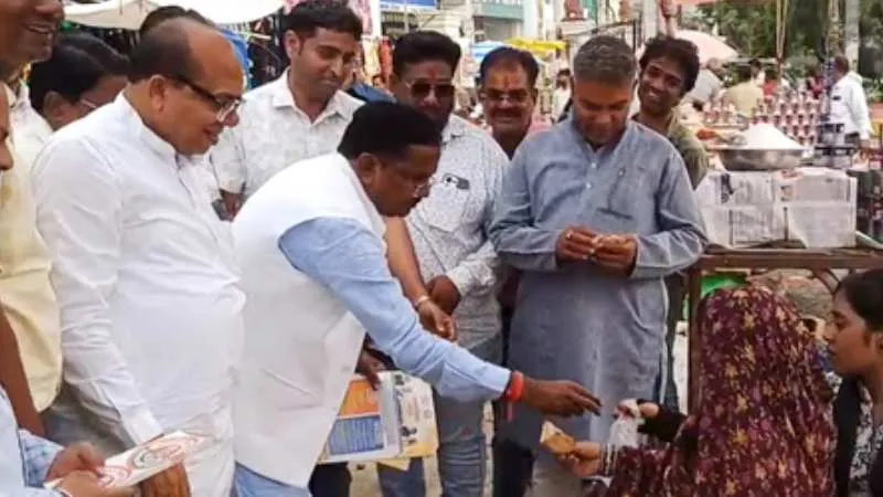 उज्जैन में 'वोकल फॉर लोकल' को बढ़ावा देने के लिए विधायक और भाजपा नेता ने की स्थानीय उत्पादों की खरीदारी