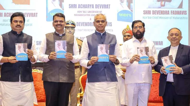 राज्यपाल आचार्य देवव्रत और सीएम फडणवीस ने बर्जिस देसाई की पुस्तक ‘मोदीज मिशन’ का किया विमोचन