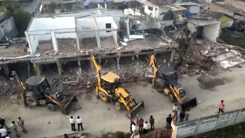 गुजरात में हिंदुओं के त्योहार में कट्टरपंथियों ने काटा बवाल, अब एक्शन शुरू, चला बुलडोजर, चुन-चुनकर क्रैकडाउन