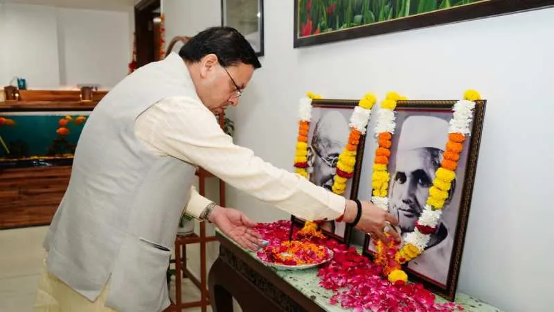 गांधी-शास्त्री जयंती पर उत्तराखंड सीएम धामी ने दी श्रद्धांजलि, लोगों से आदर्श अपनाने की अपील